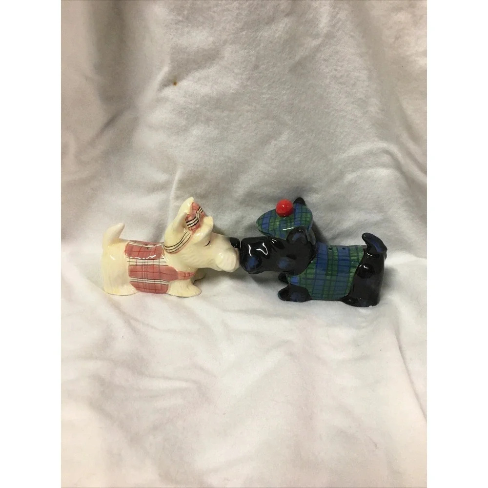 Westland Kissing 2006 Scottish Terrier Dog Magnetic‎ Salt & Pepper Shakers